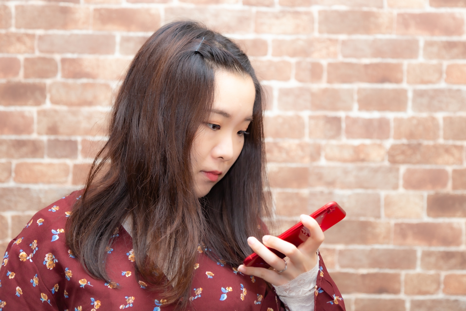 携帯電話を見る女性