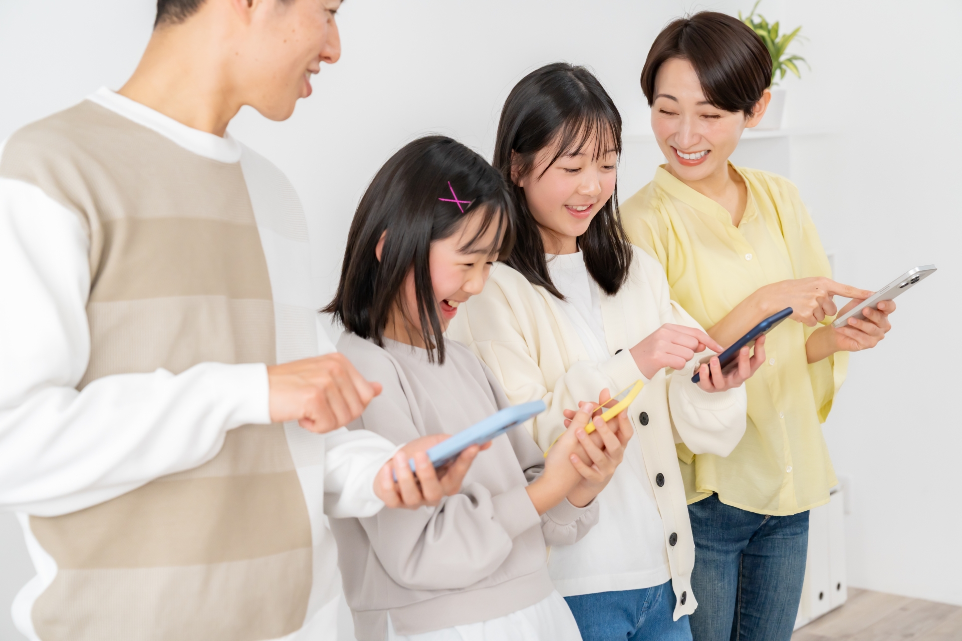 携帯電話を見る家族