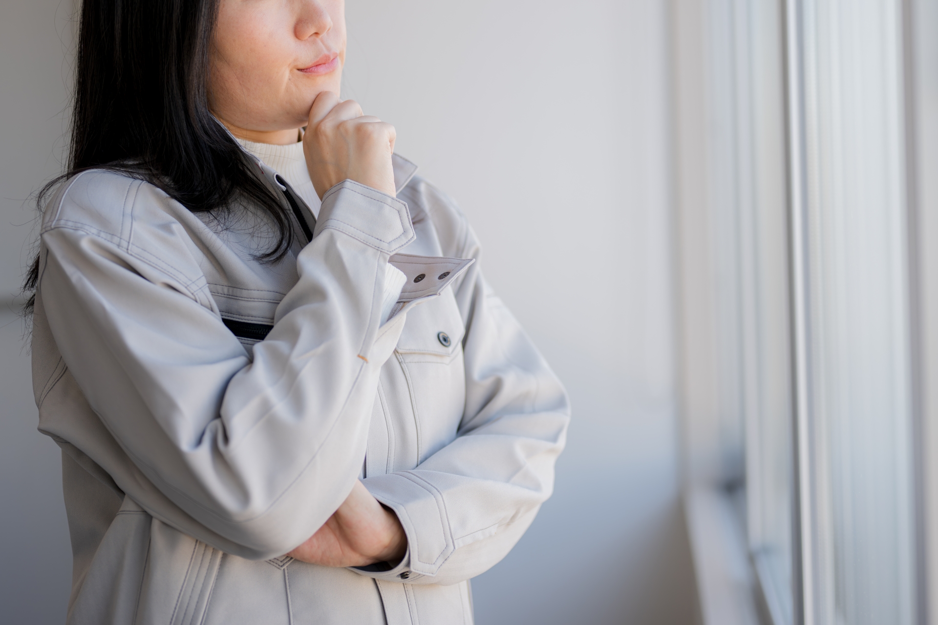 女性　考える