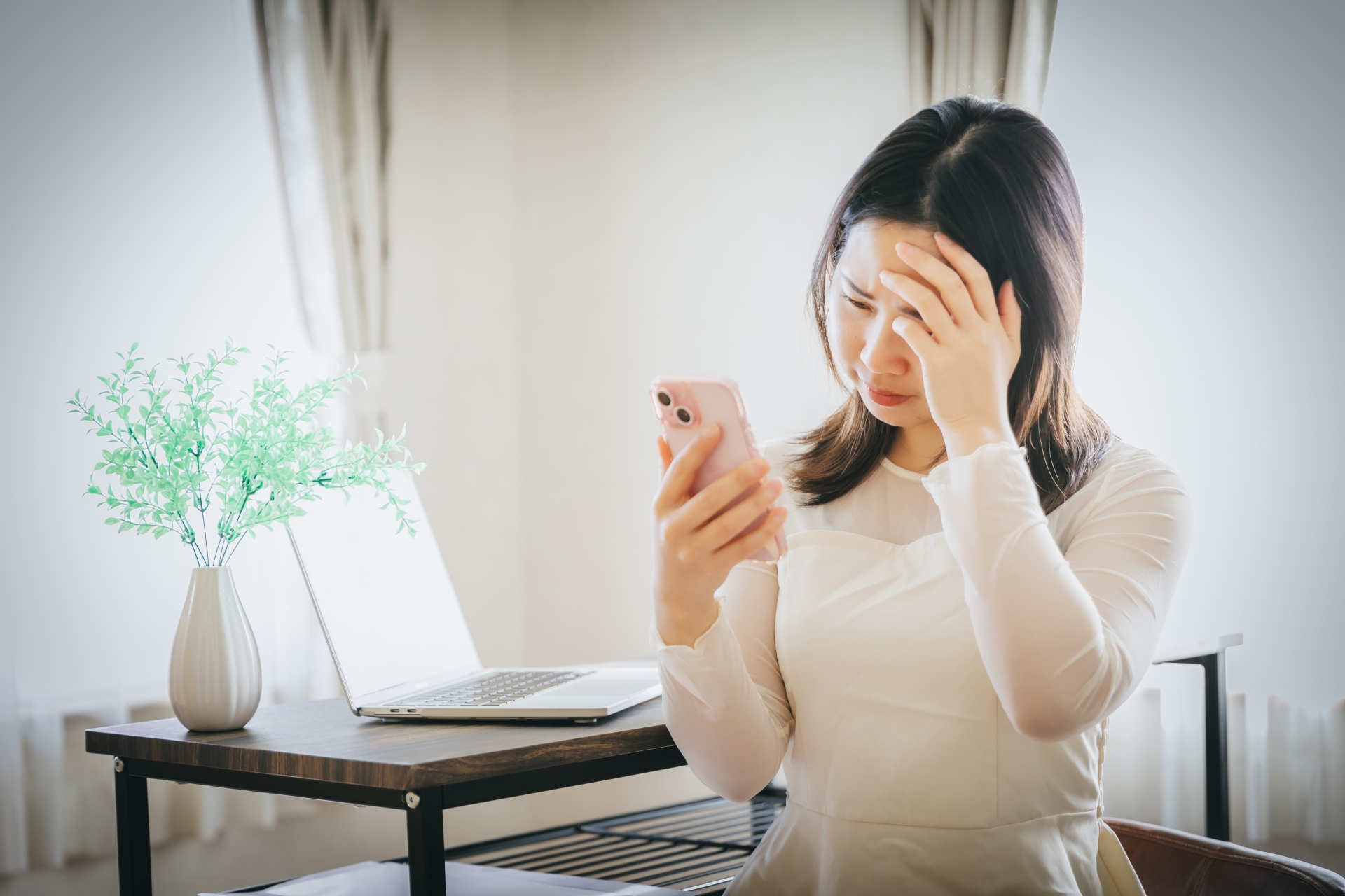 頭を抱える女性