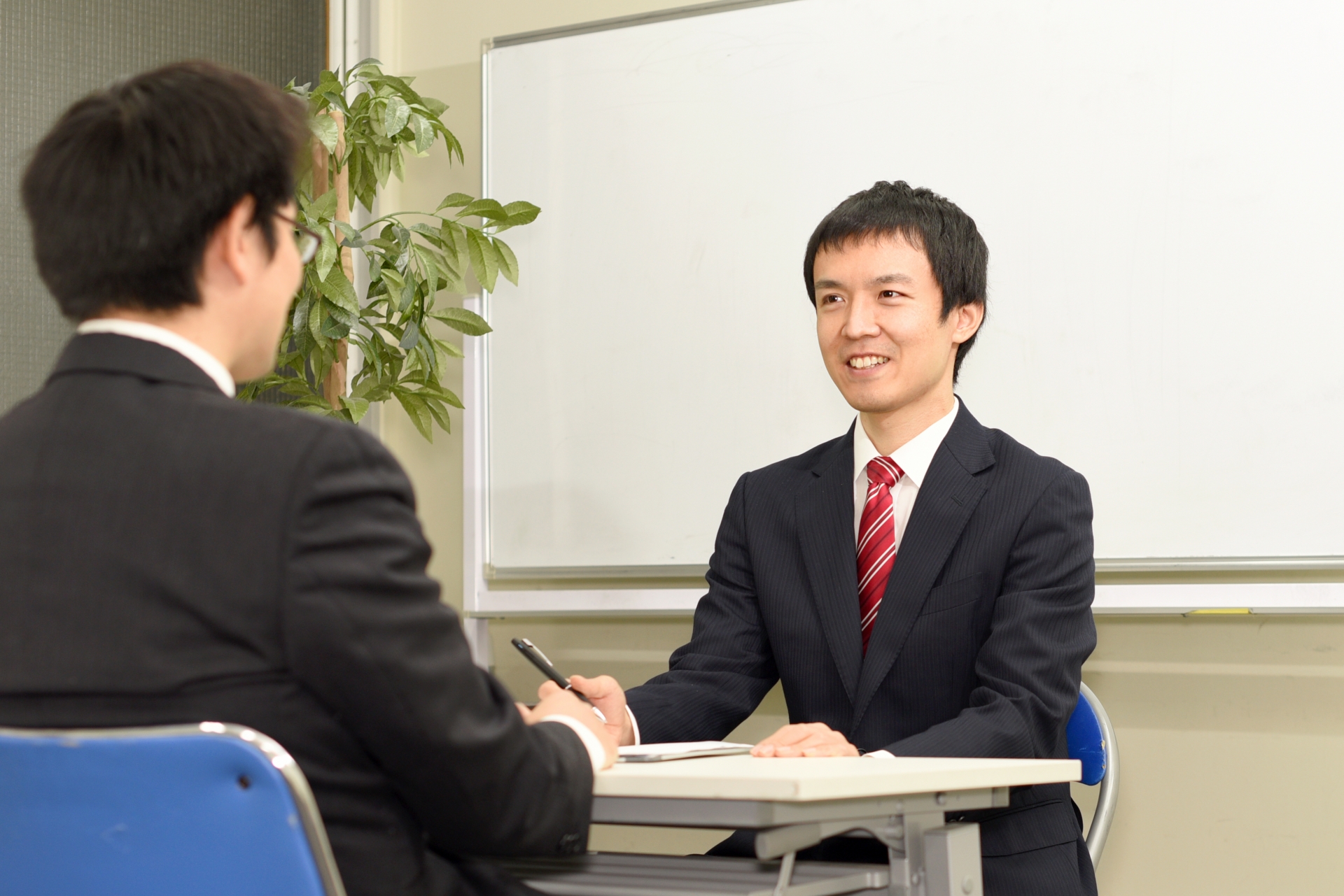 向き合う男性