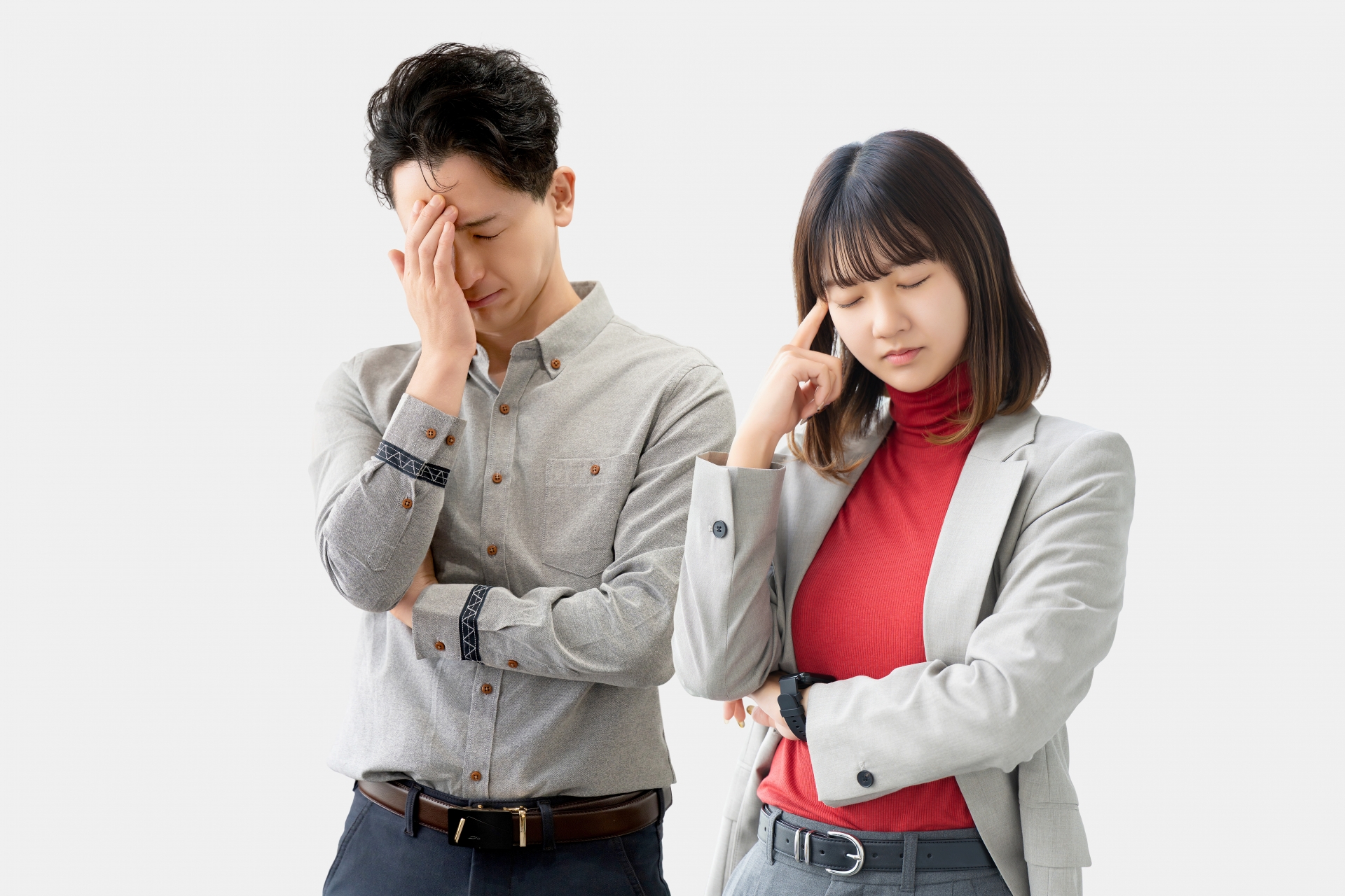 頭を抱える男女