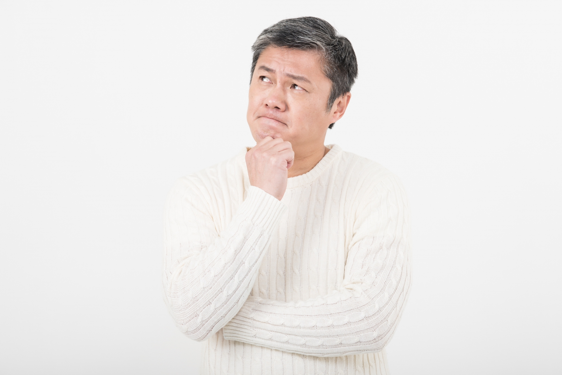 顎に手を当てる中年男性