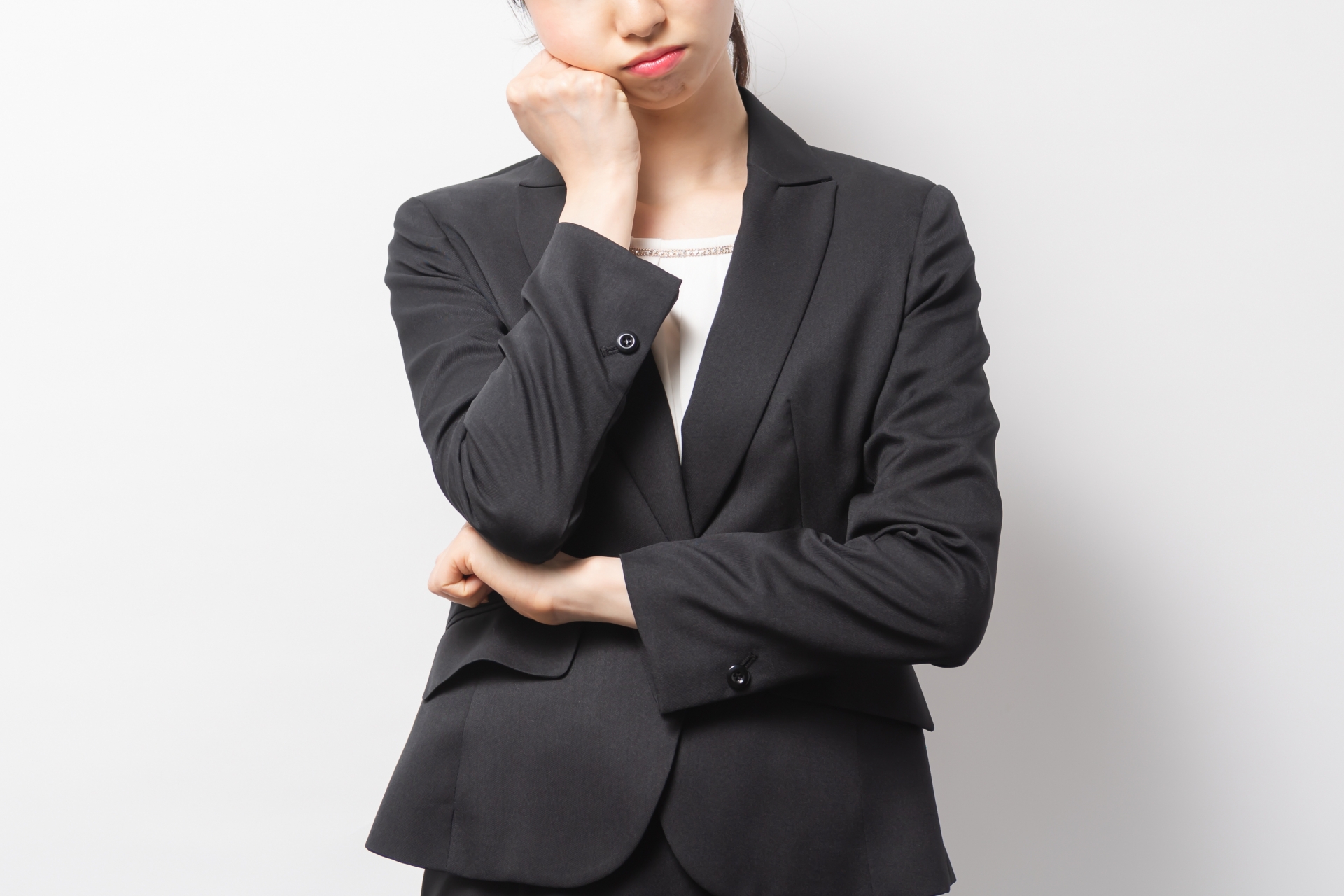 考える女性