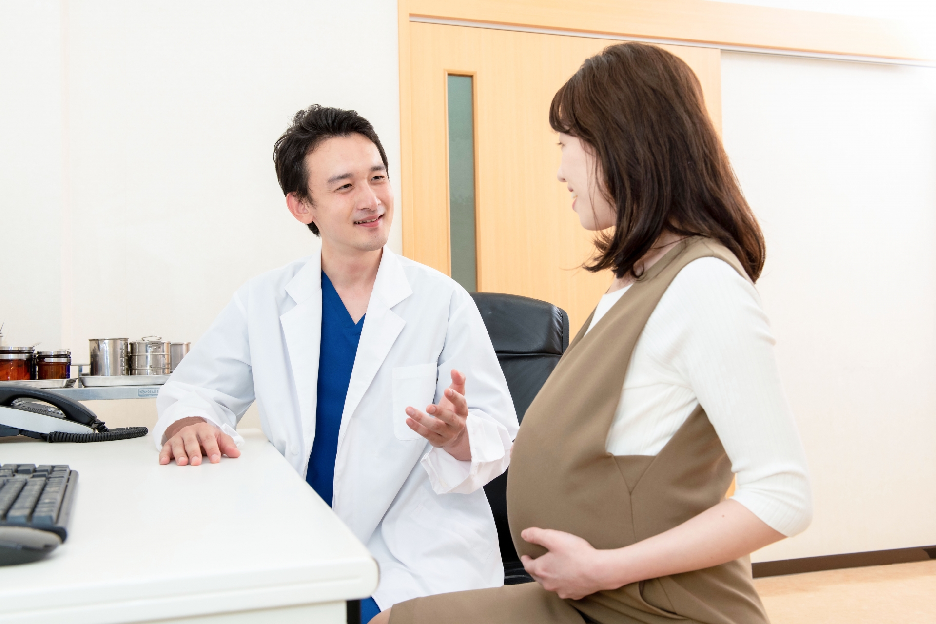 医師から説明を受ける妊婦
