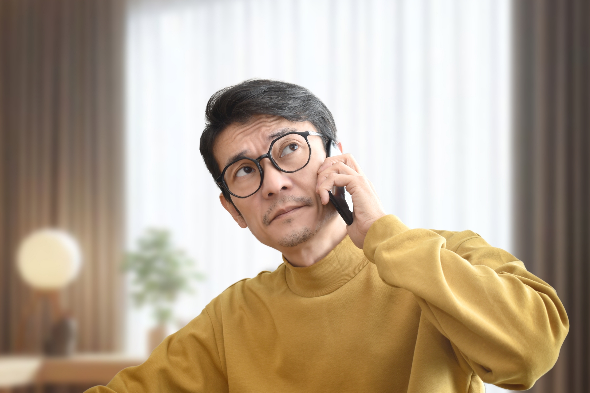 電話をかける男性