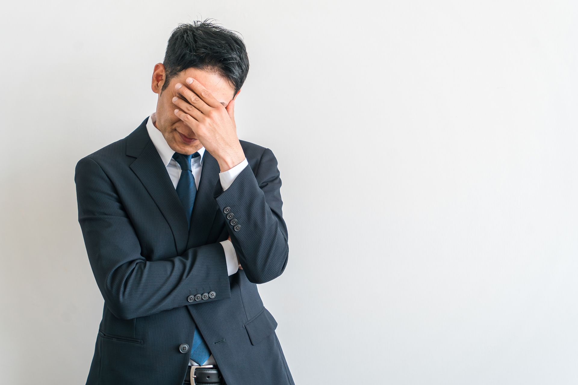 頭を抱える男性