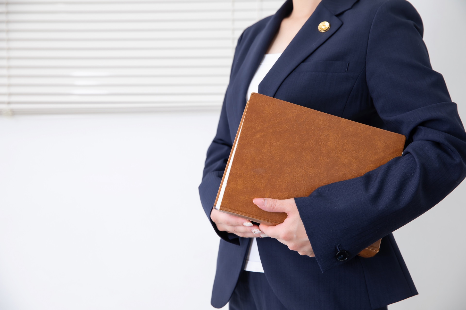 書類を小脇に抱える女性弁護士
