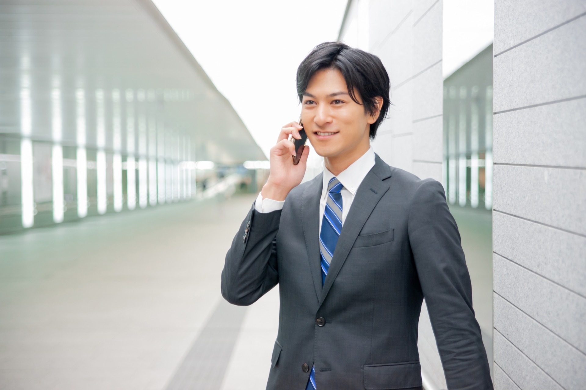 電話で話すスーツの男性