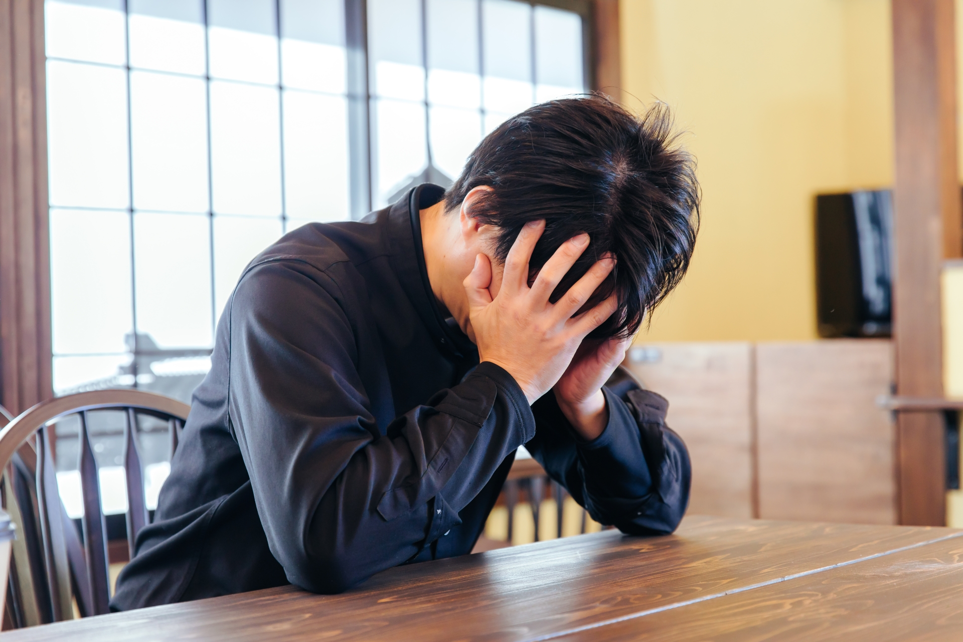 頭を抱える男性
