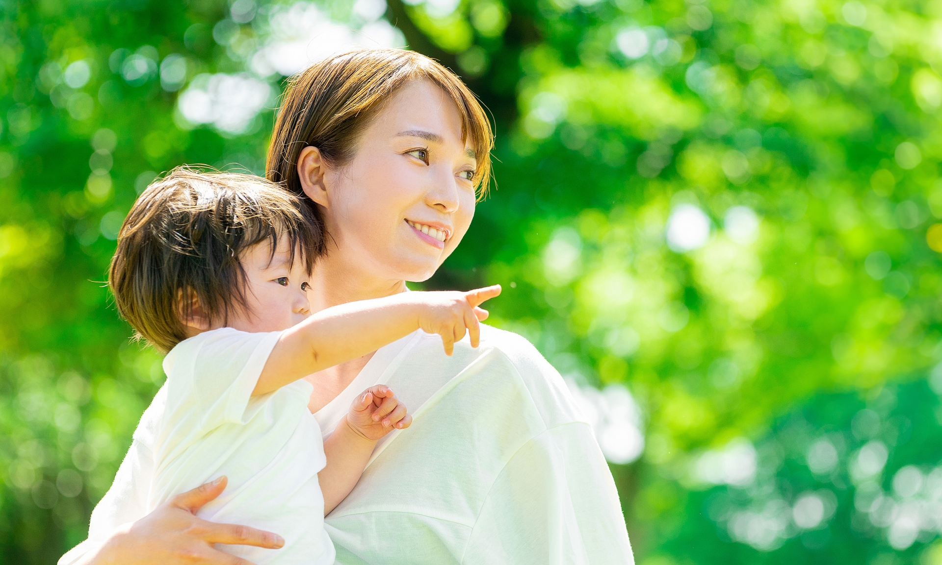 子をだっこしている母