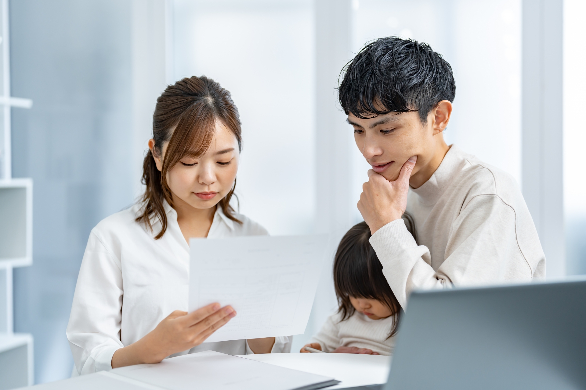書類を見つめる夫婦