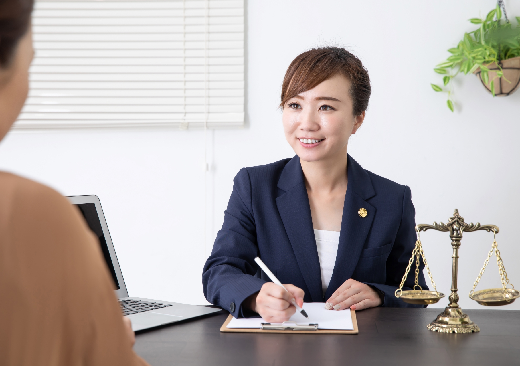 話を聞いている女性弁護士