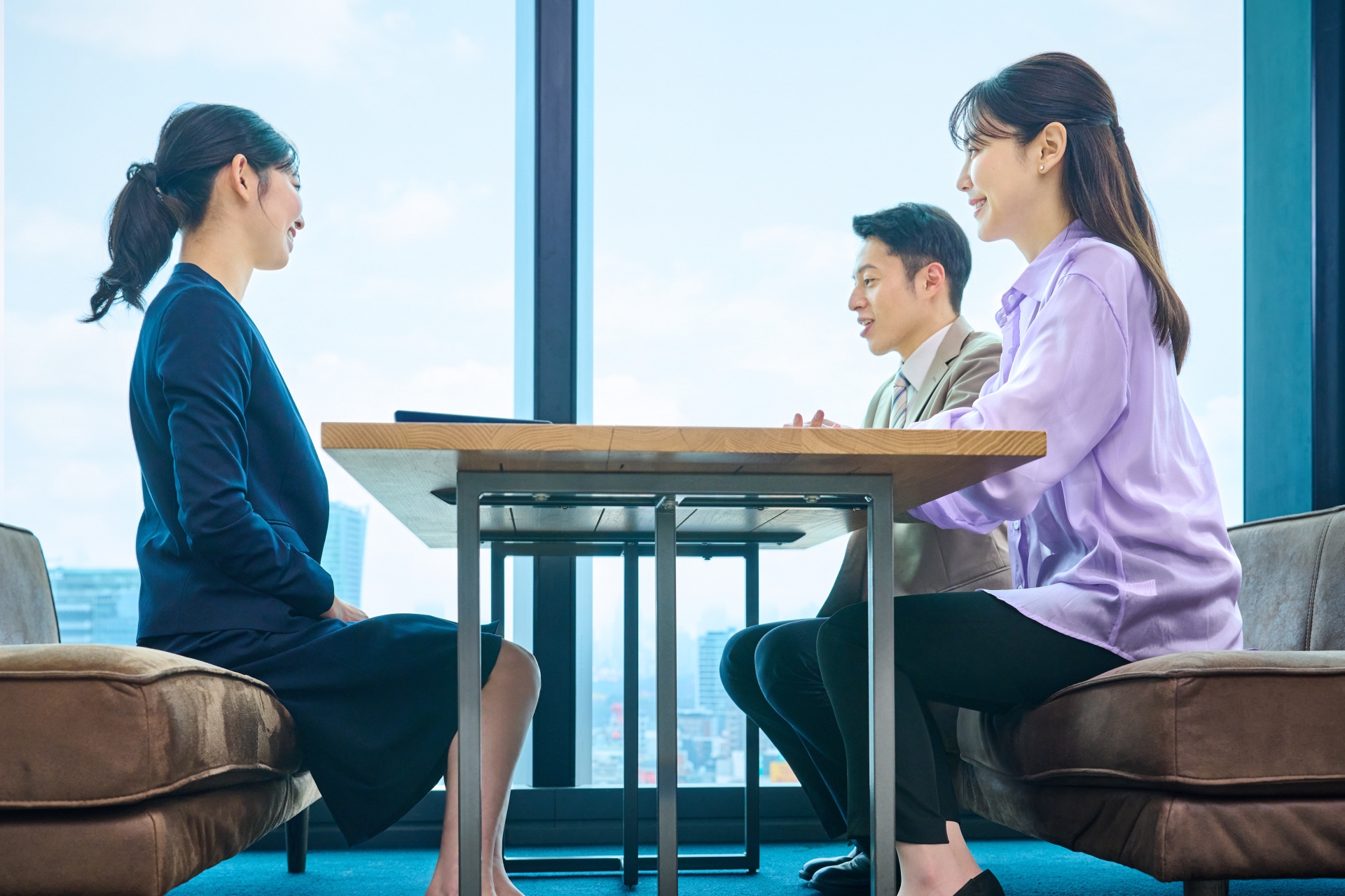 相談をする男女