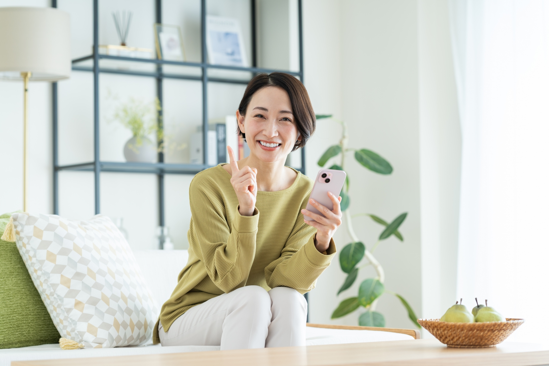 指をさす女性