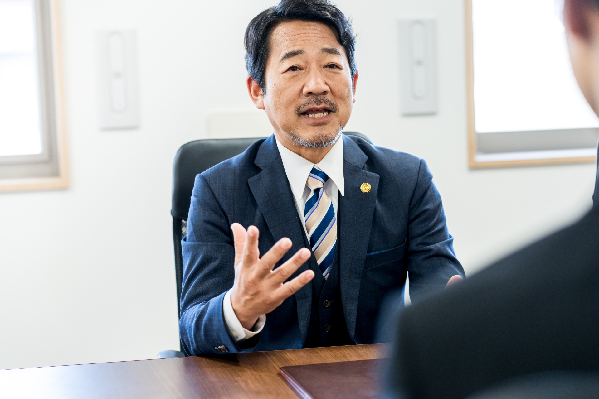アドバイスをする弁護士