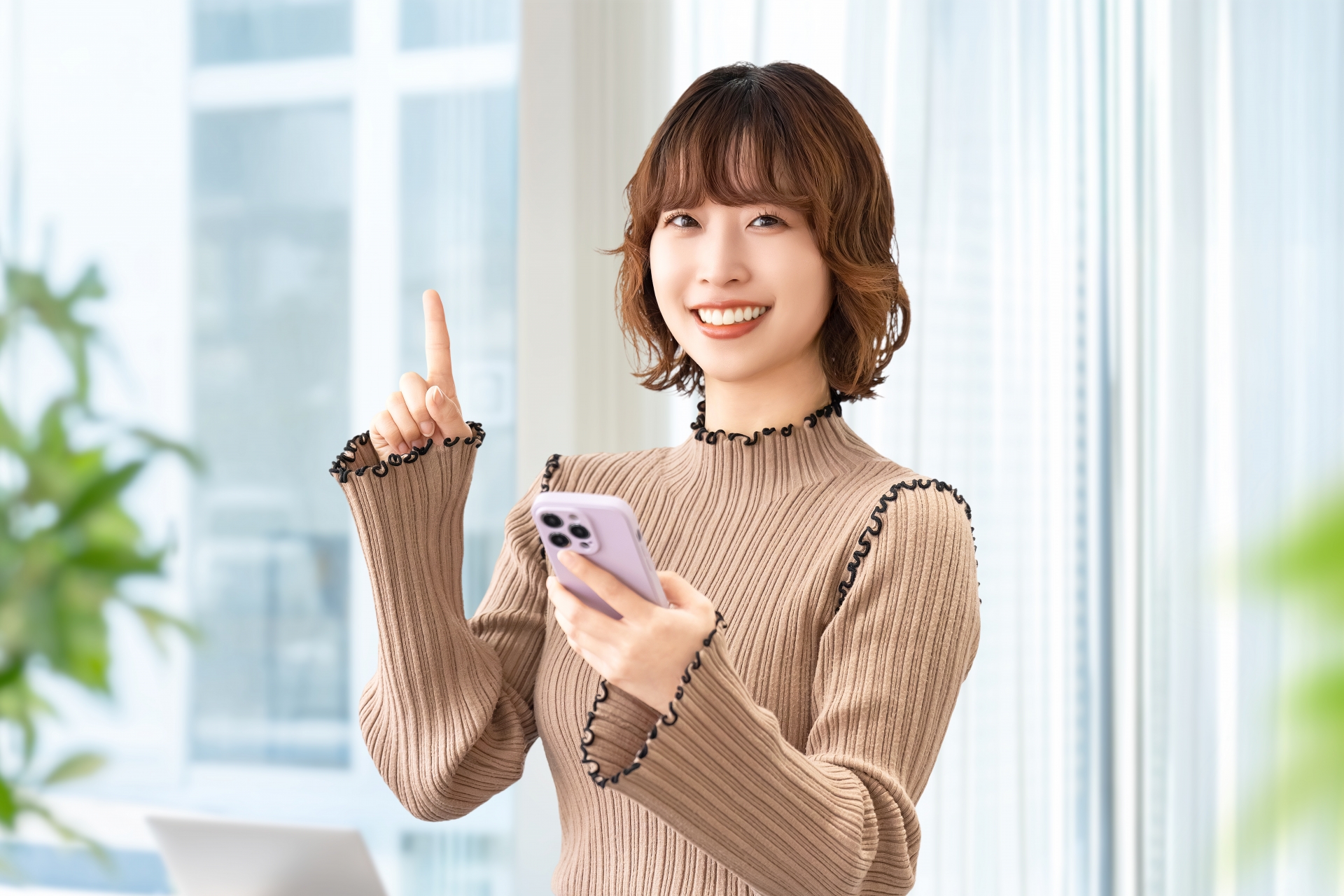 説明する女性