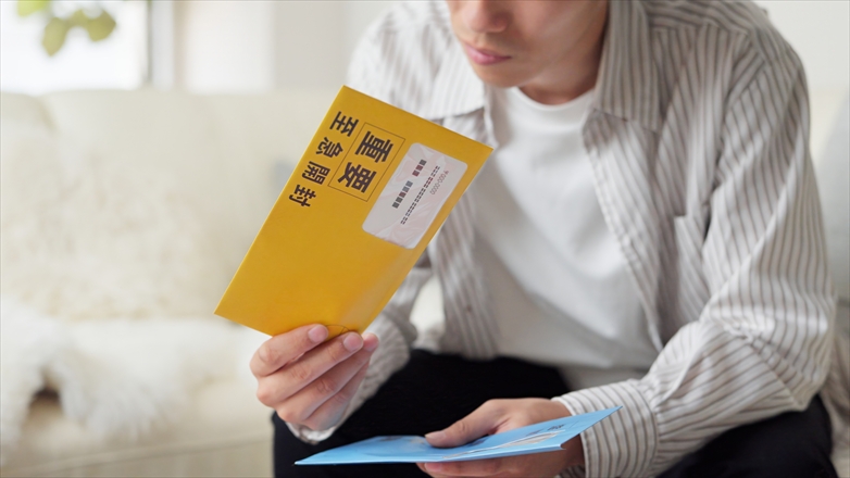 重要書類を持っている男性
