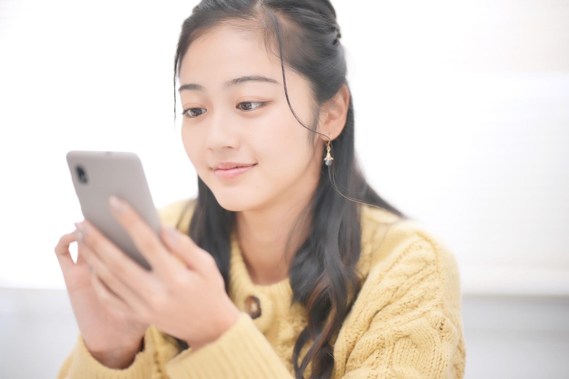 スマホを触る女性
