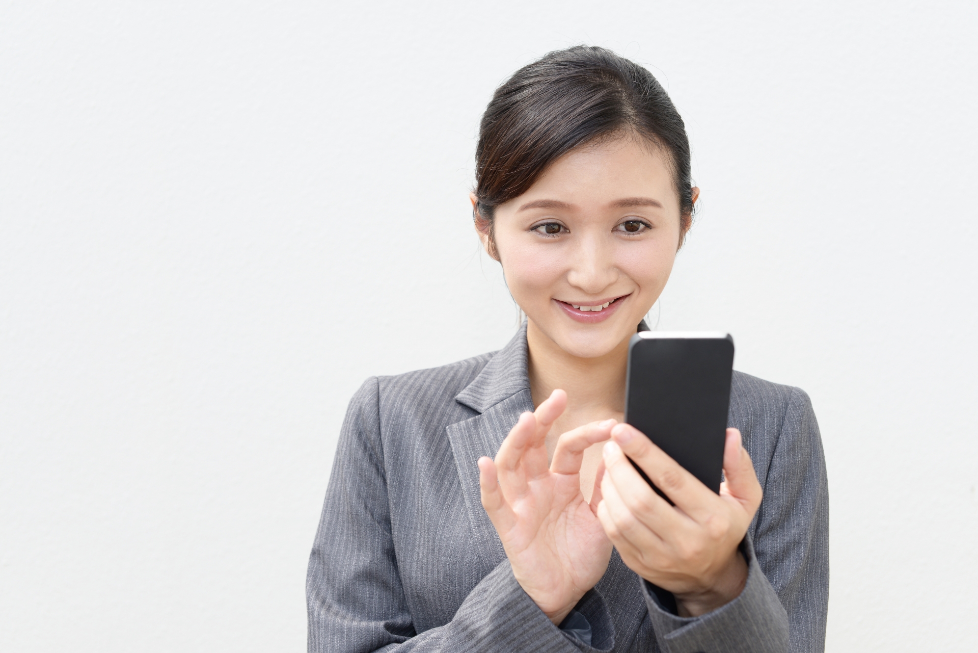スマホを操作する女性