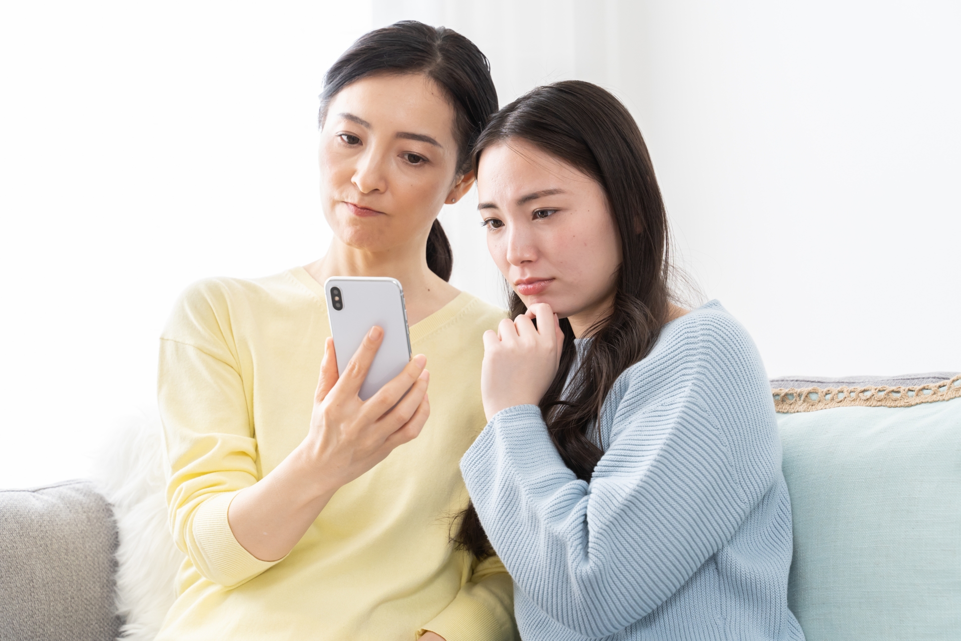 スマホを見る母娘