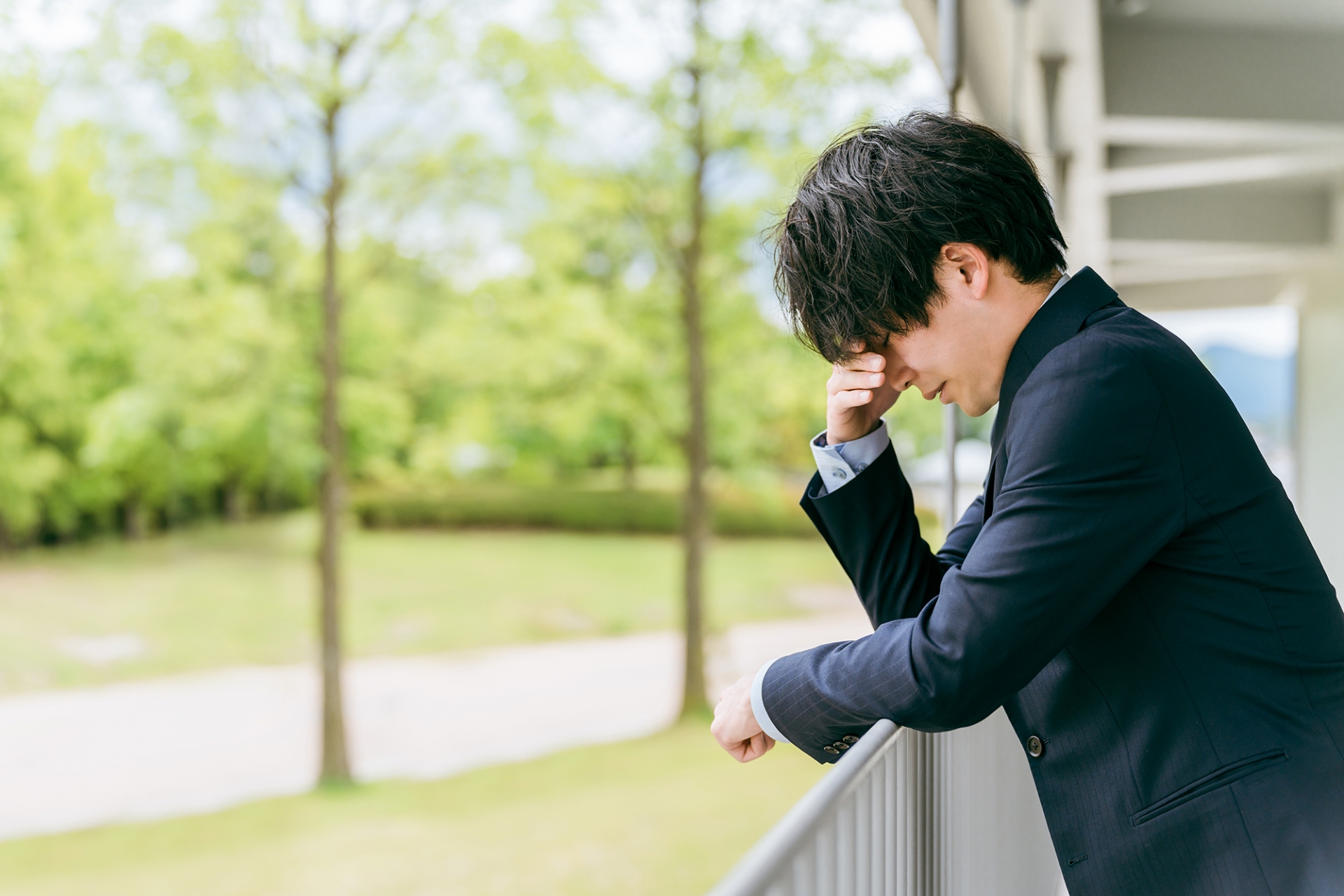 頭を抱える男性