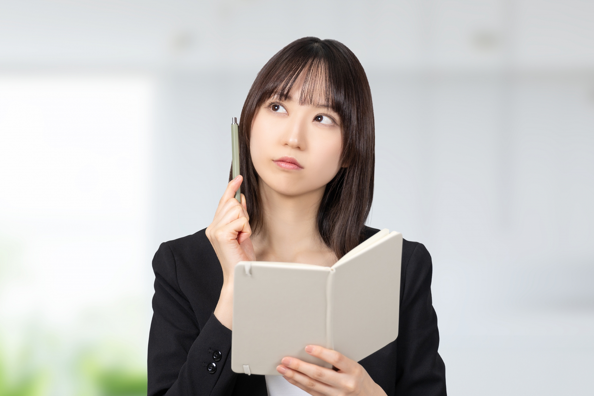 考える女性
