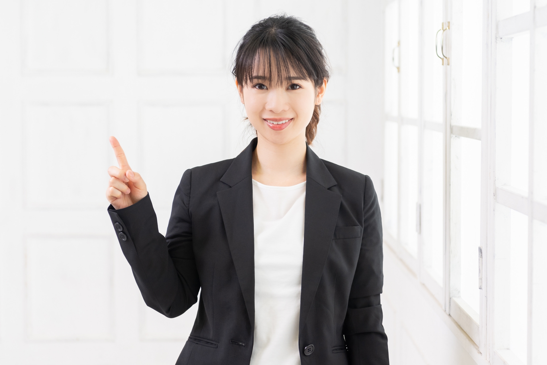 人差し指を立てている女性