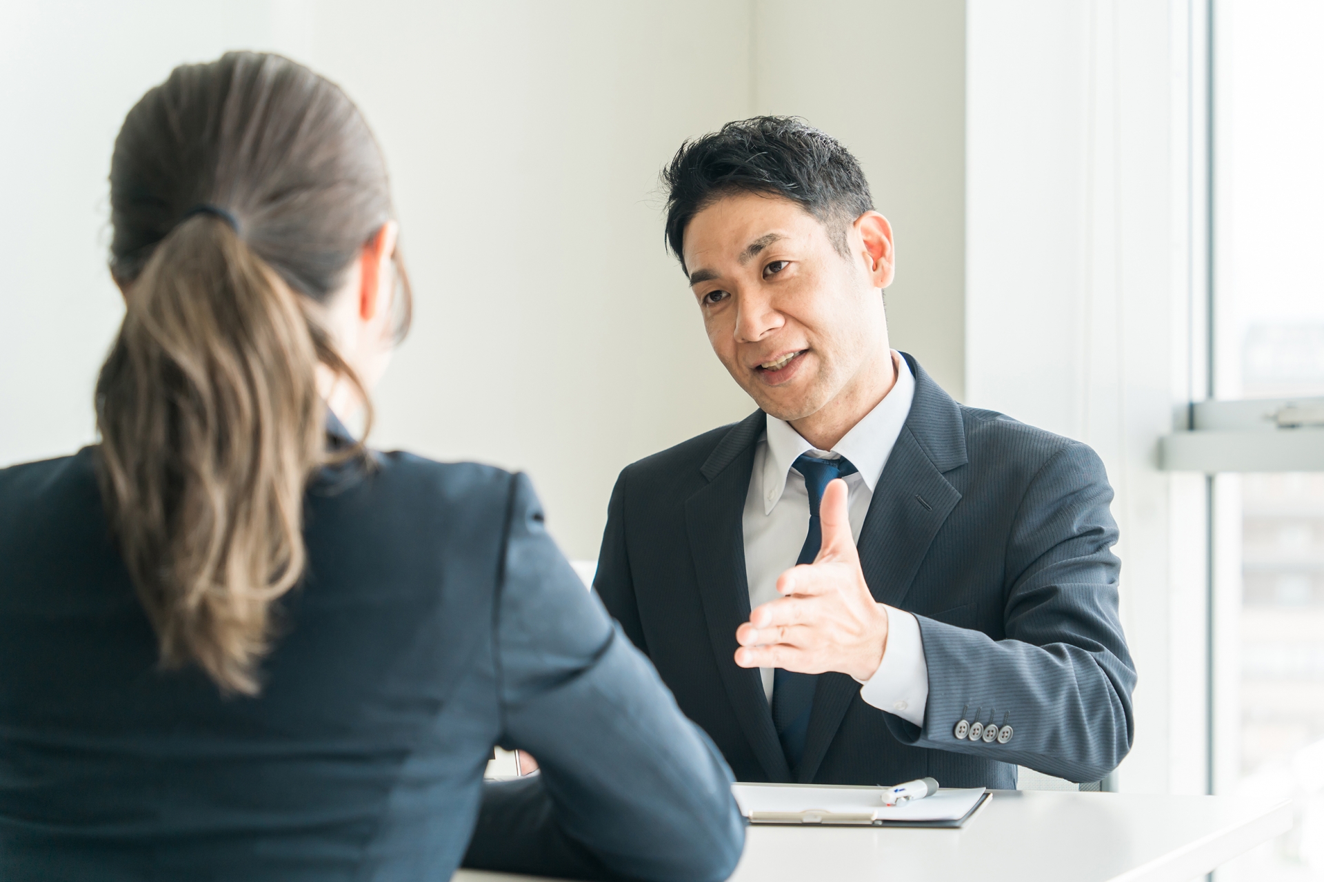 説明する男性