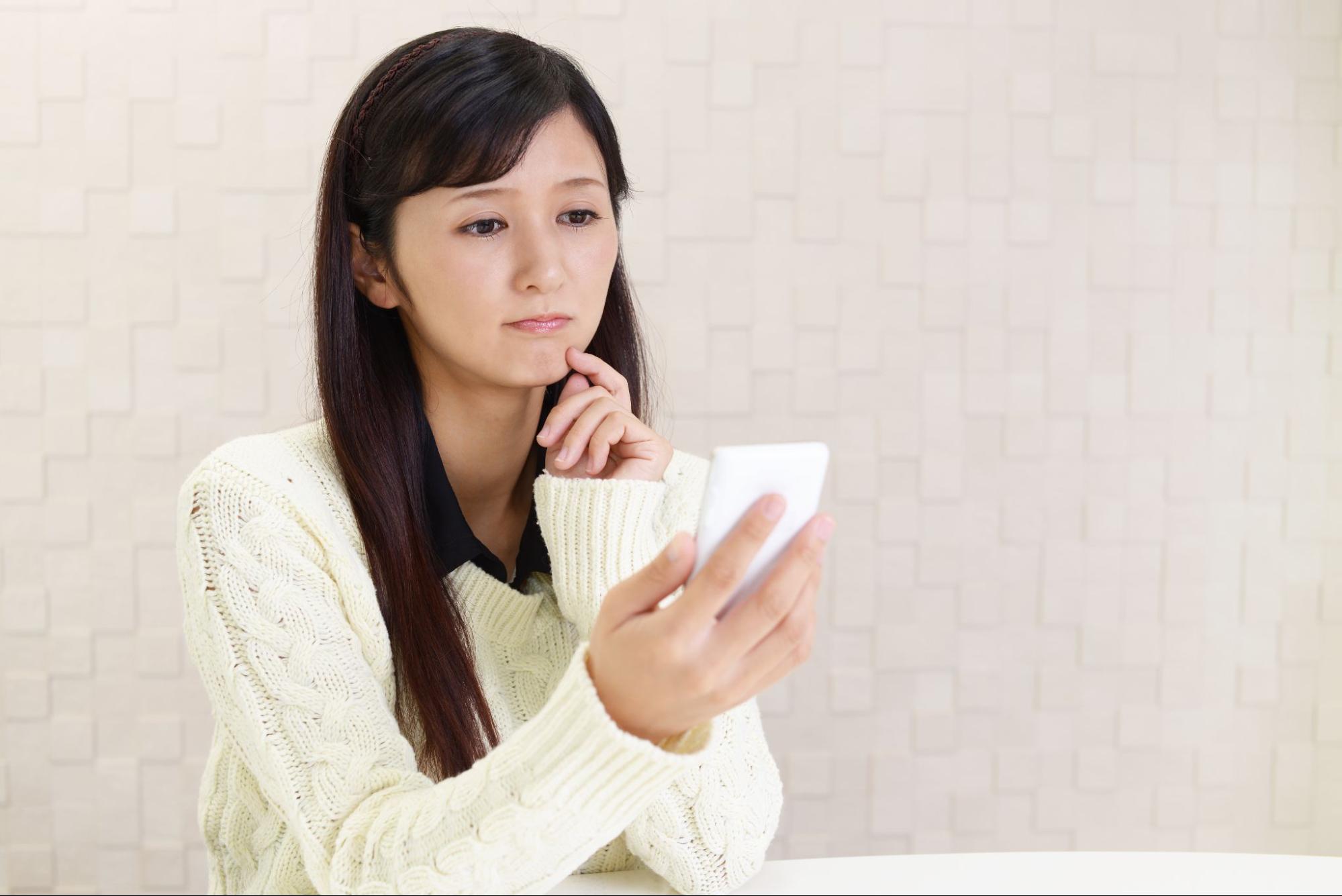 悩む女性