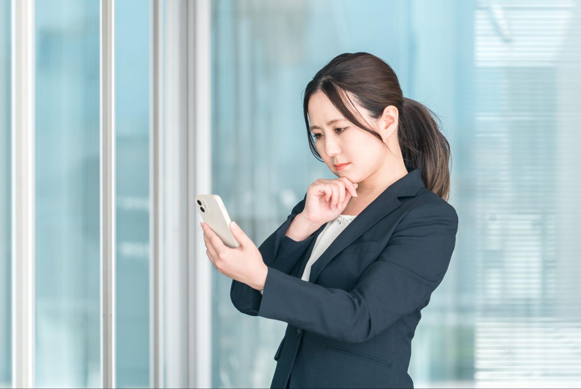 スマホを見る女性
