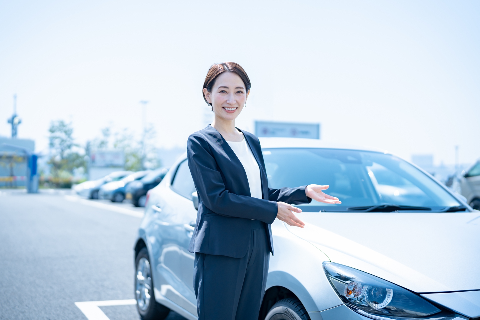 車を紹介する女性