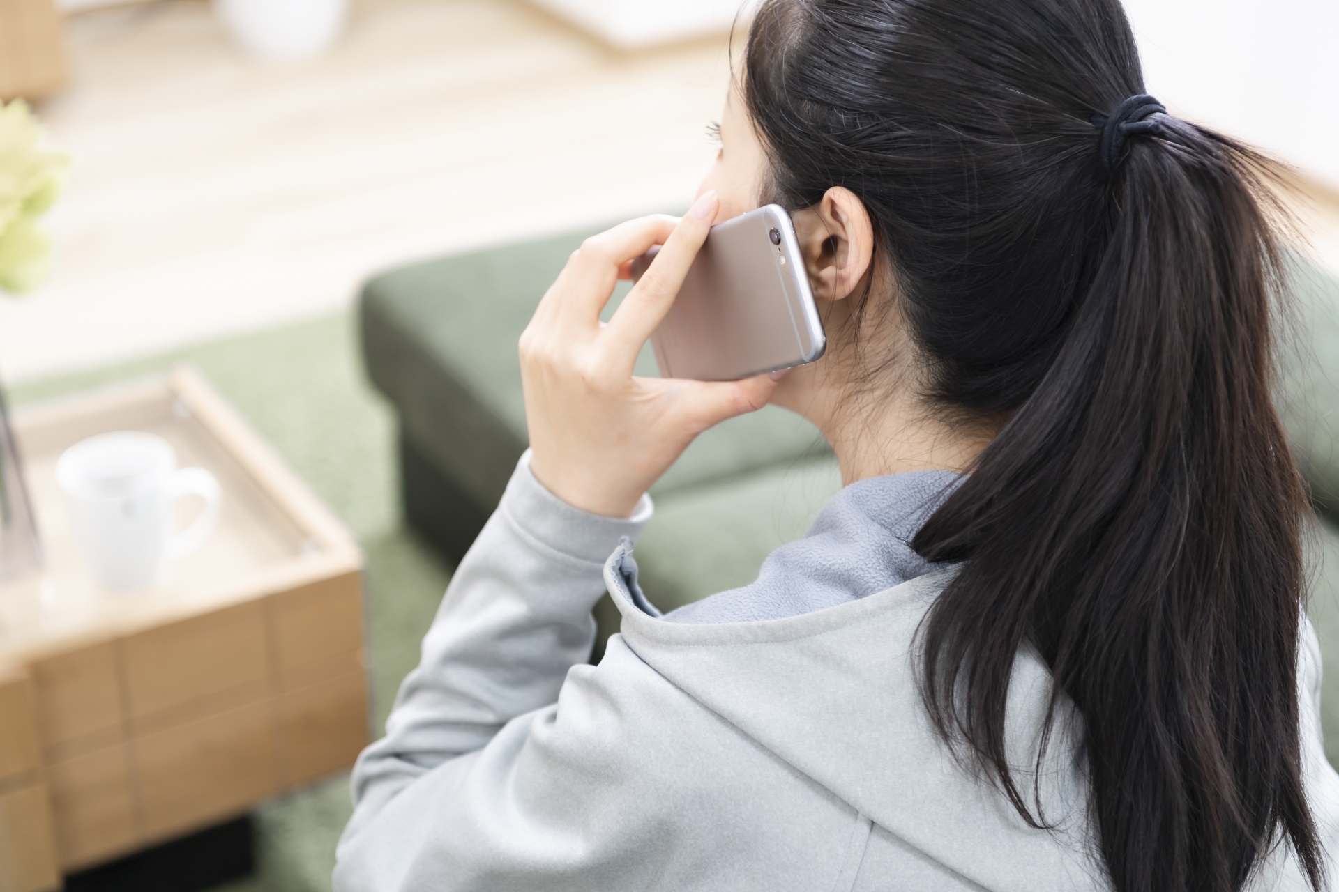 通話する女性