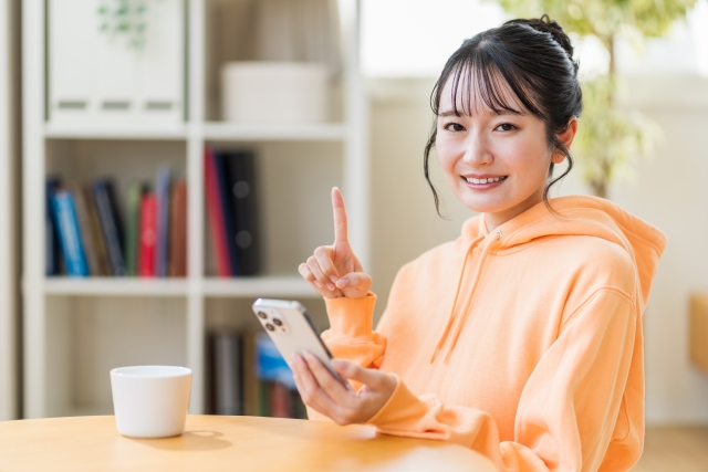 指をさす女性