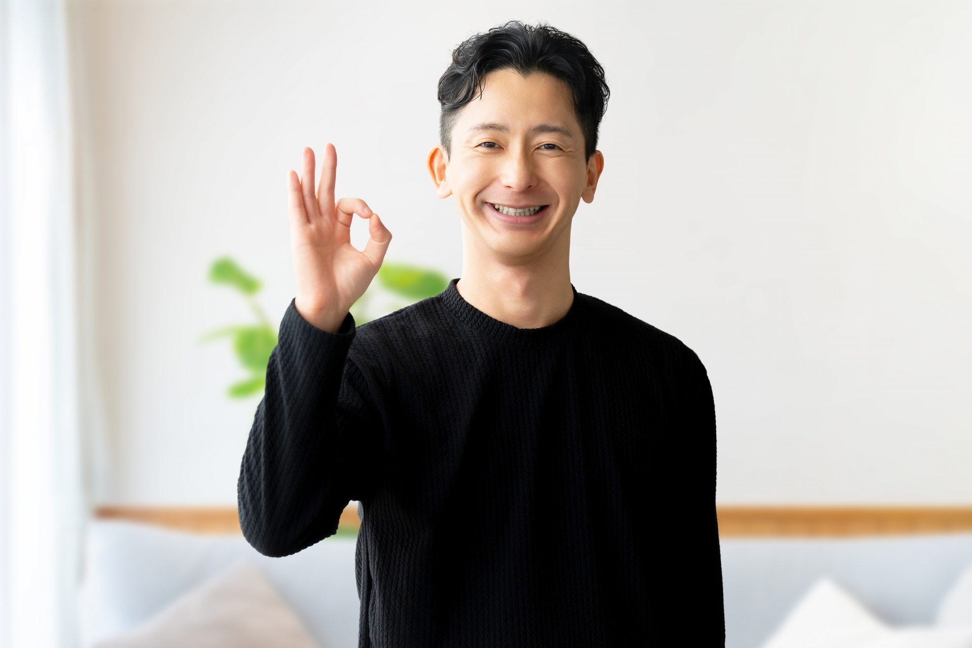 OKサインをする男性