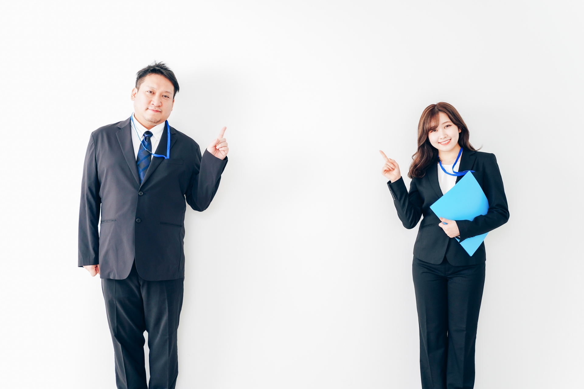 人差し指を立てている男女