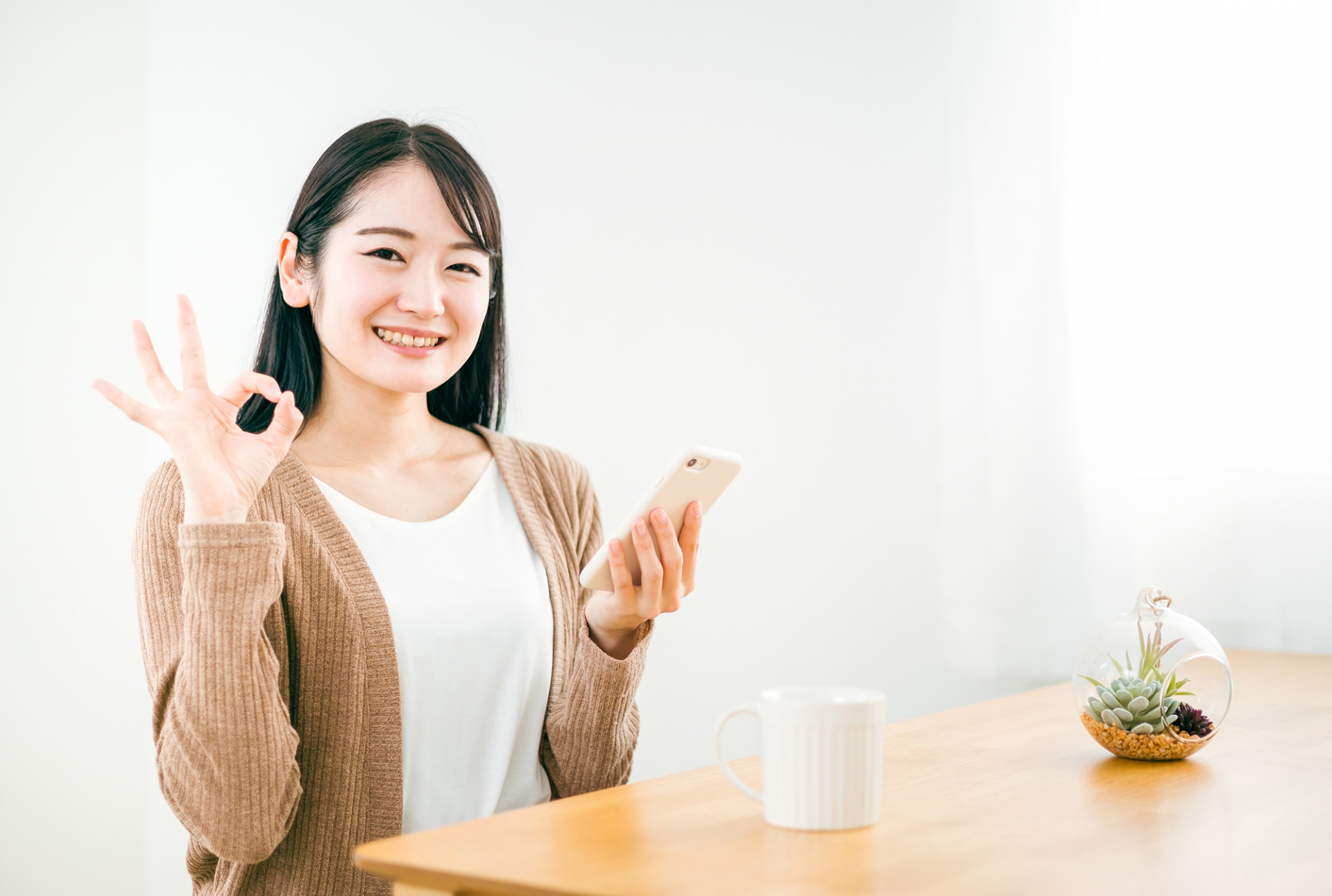OKサインをする女性
