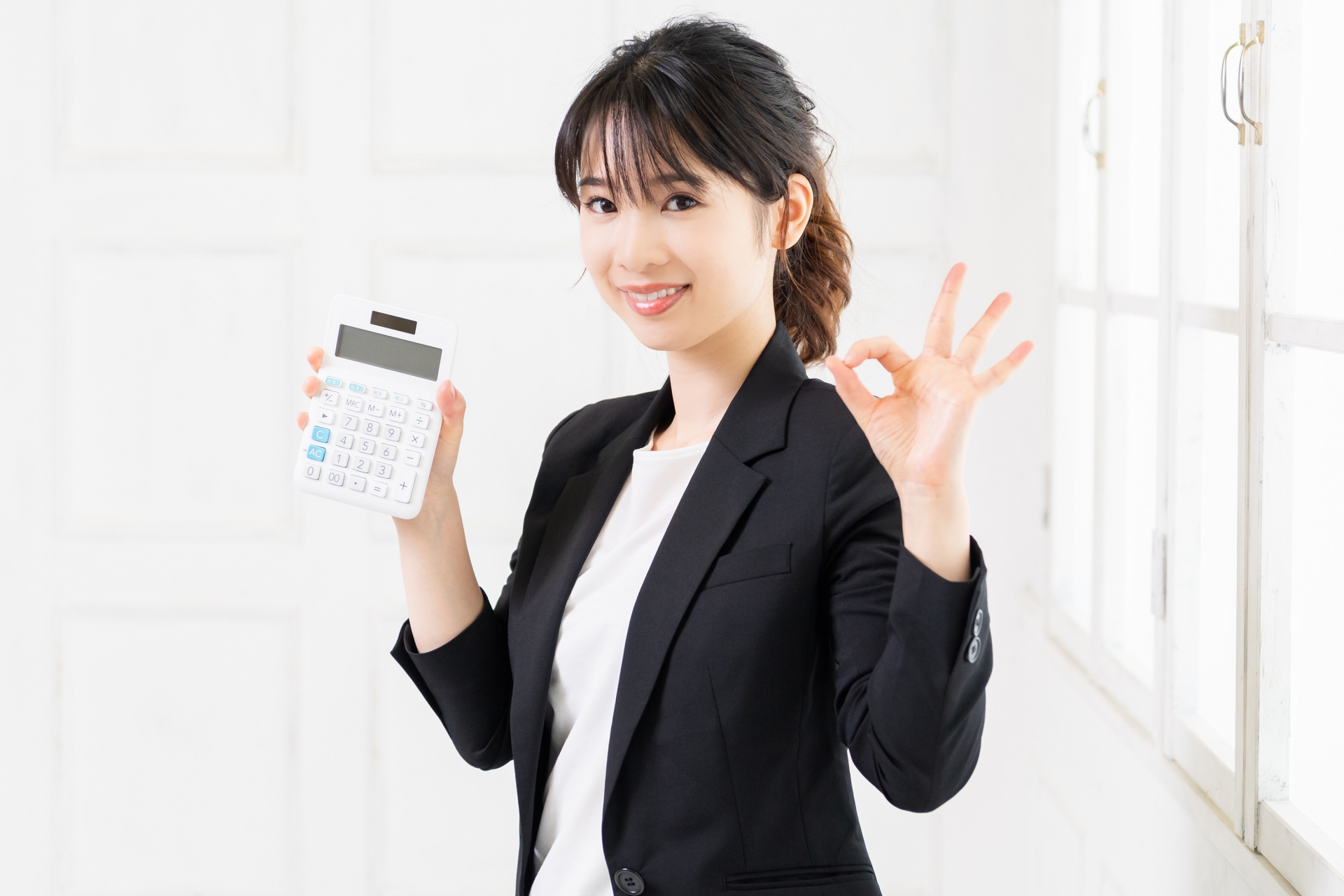 OKサインをする女性