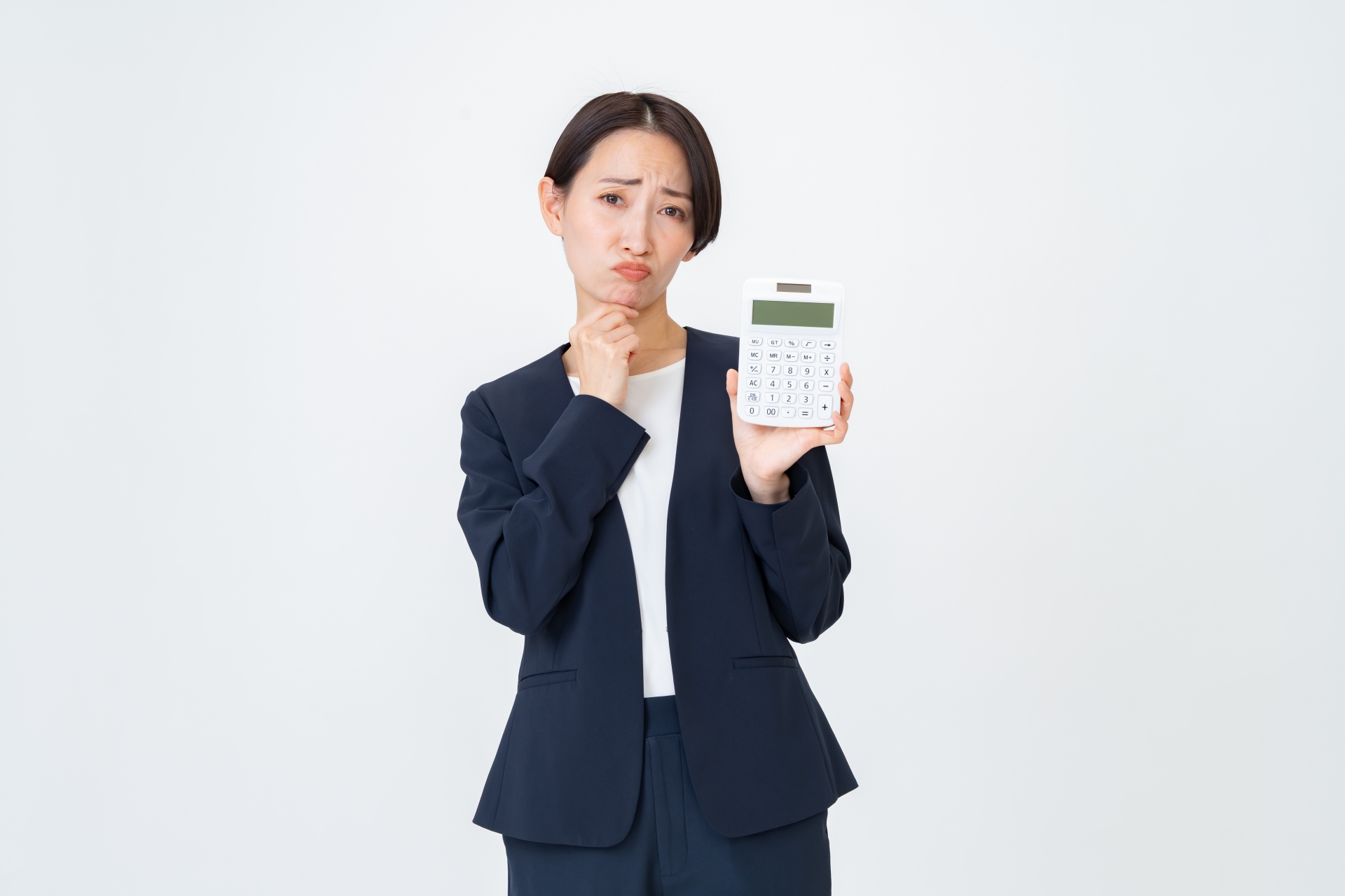 電卓を持っている女性