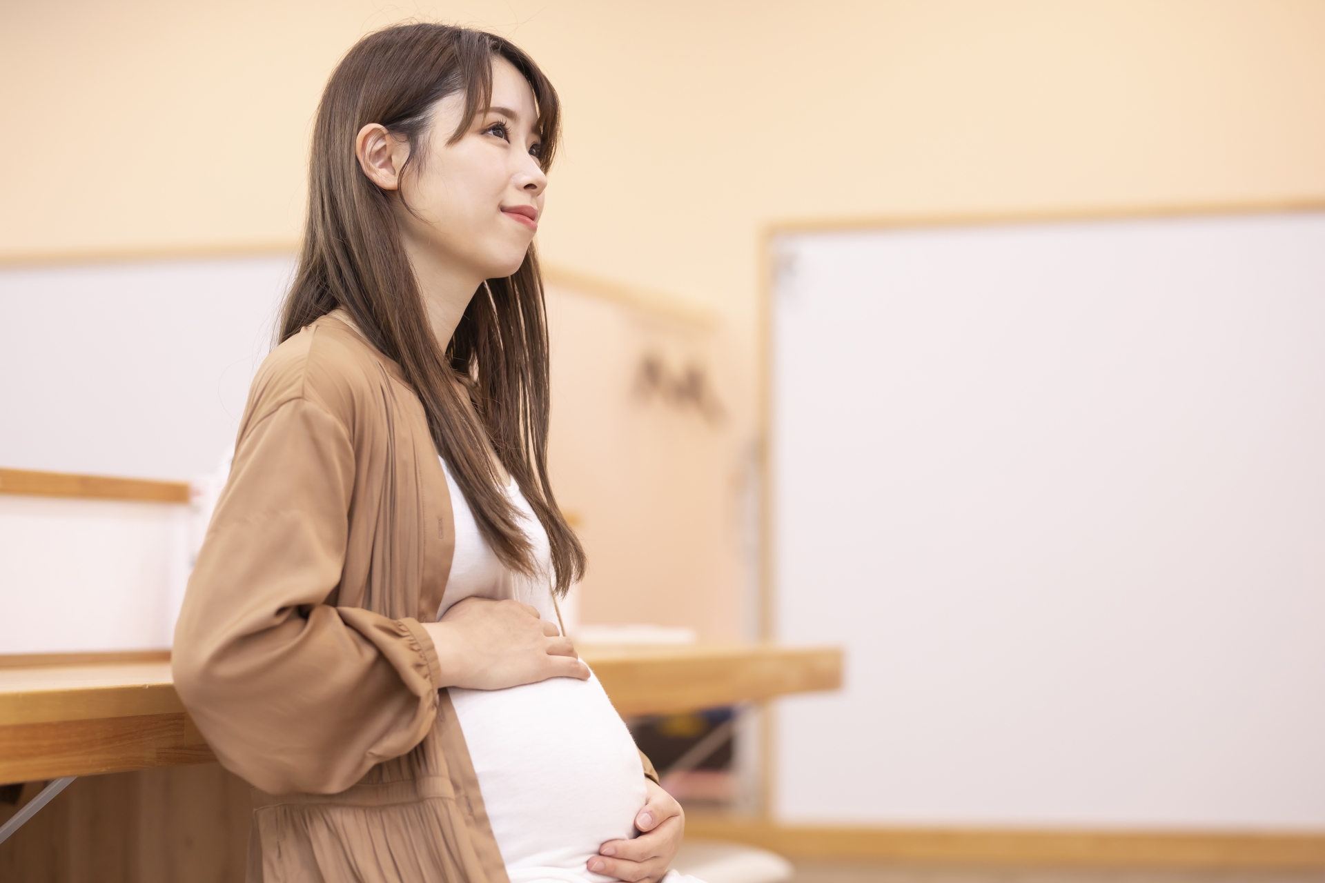 お腹に手を当てる妊婦