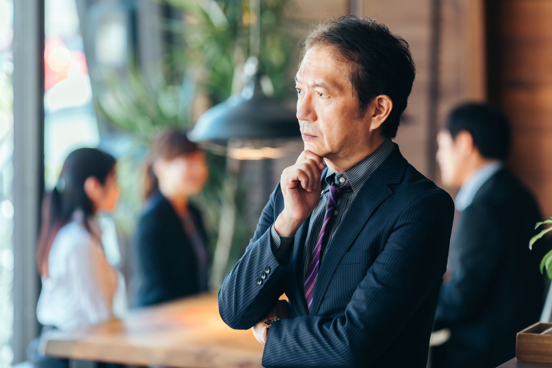 悩むスーツ姿の男性