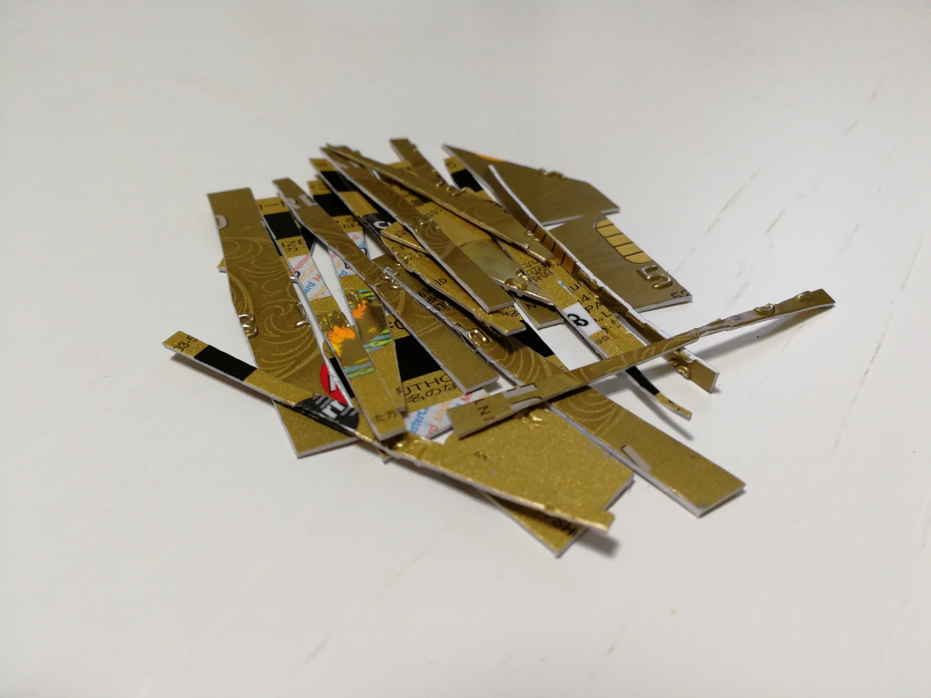 切り刻まれたカード