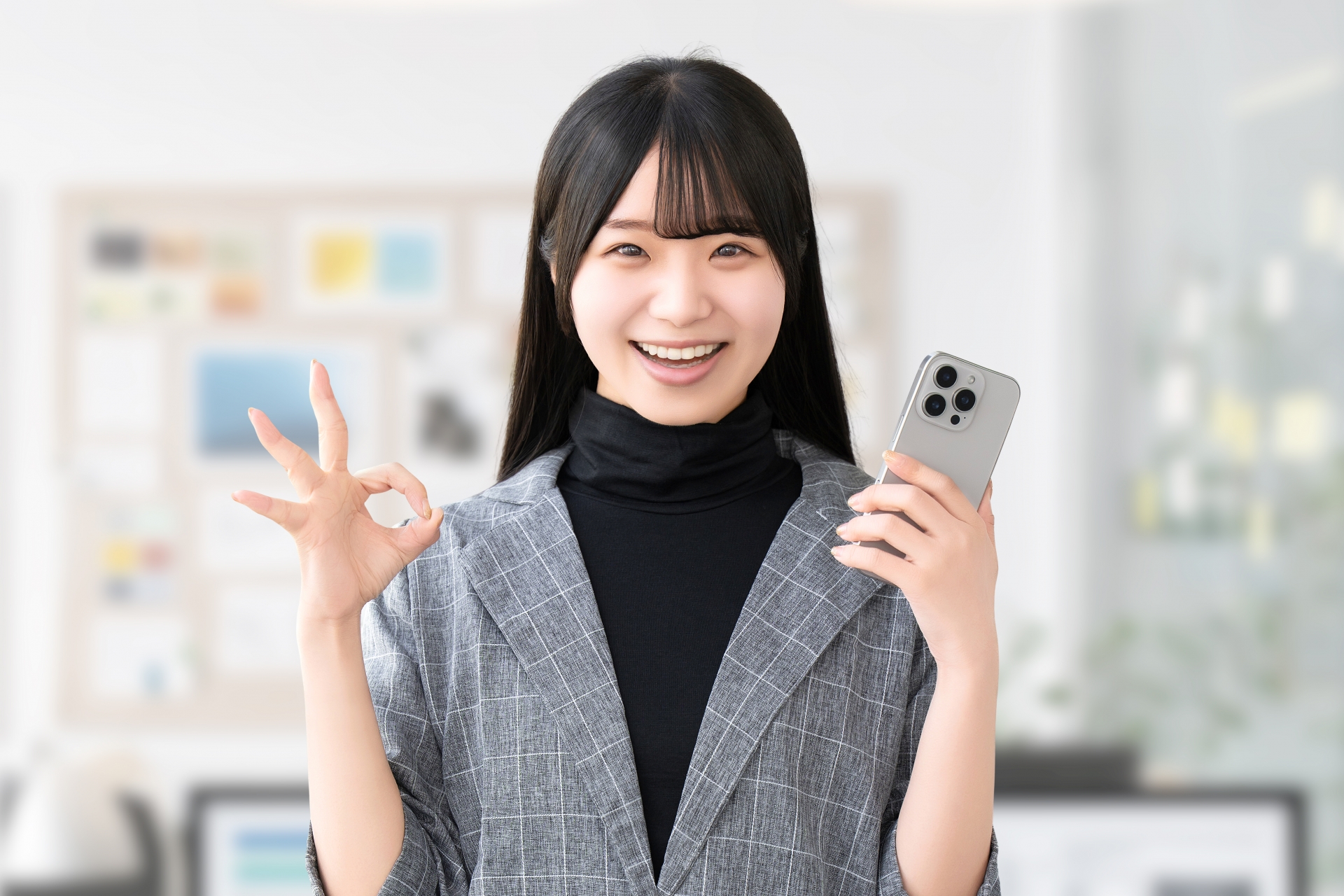 オッケーサインをする女性