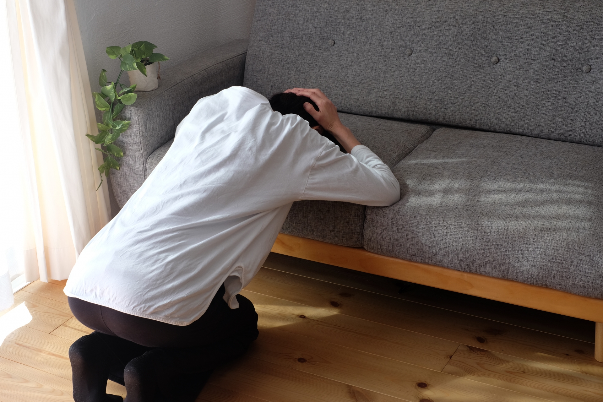 頭を抱える男性
