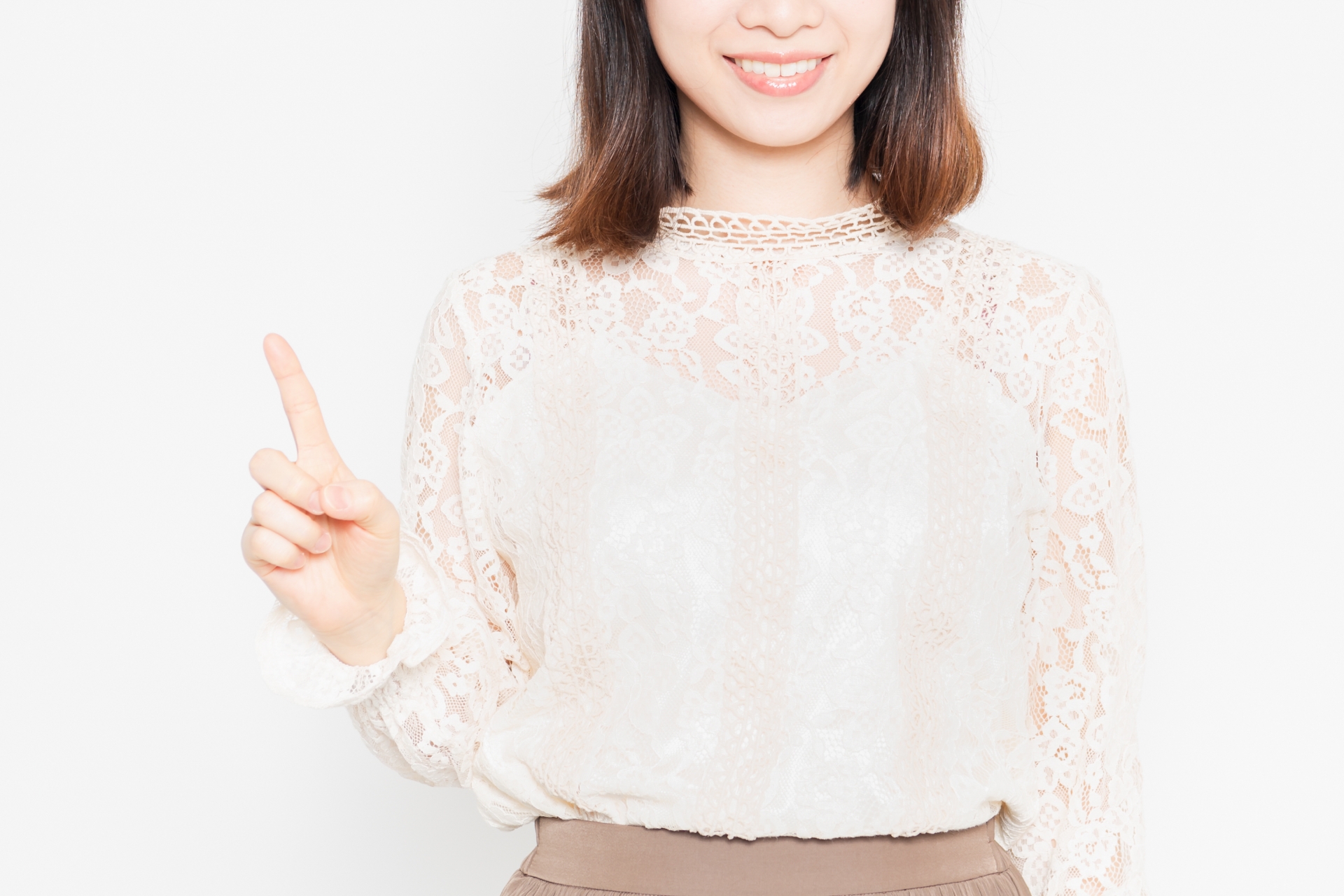説明する女性