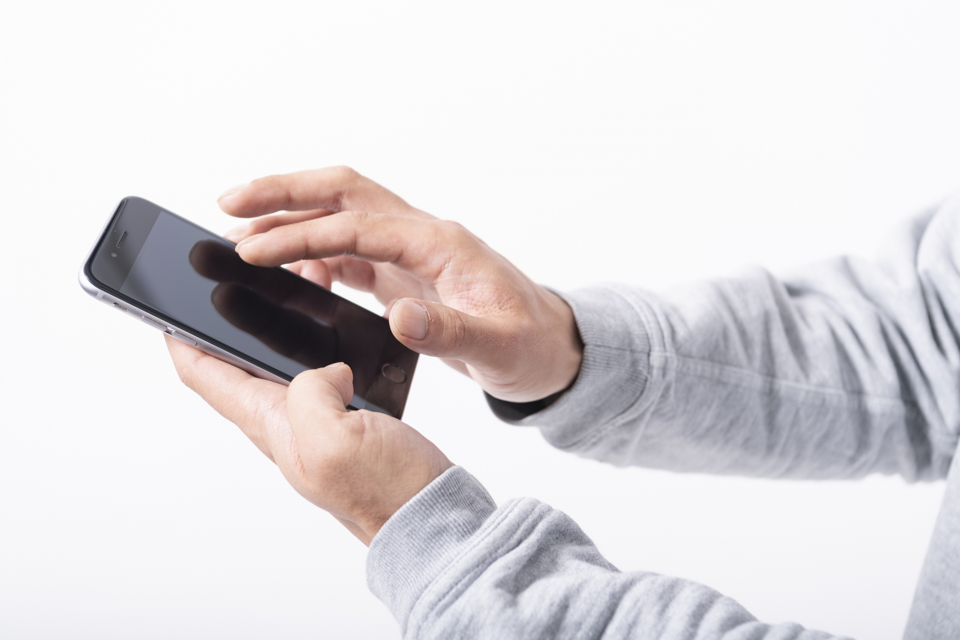 スマホを使う両手