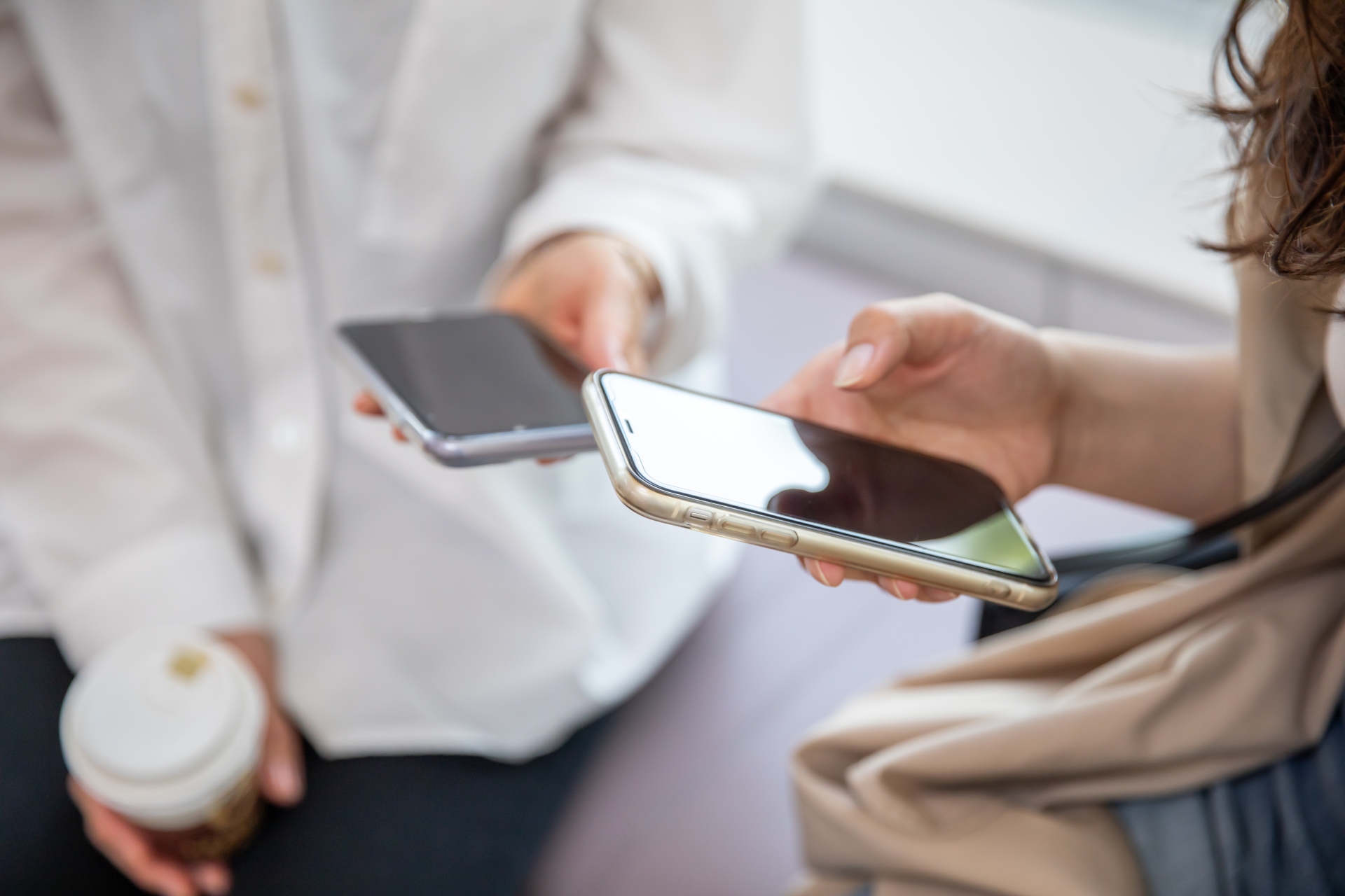 スマホを持っている男女