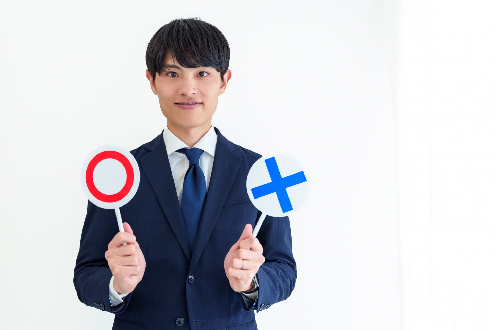 マルバツマークを持っている男性