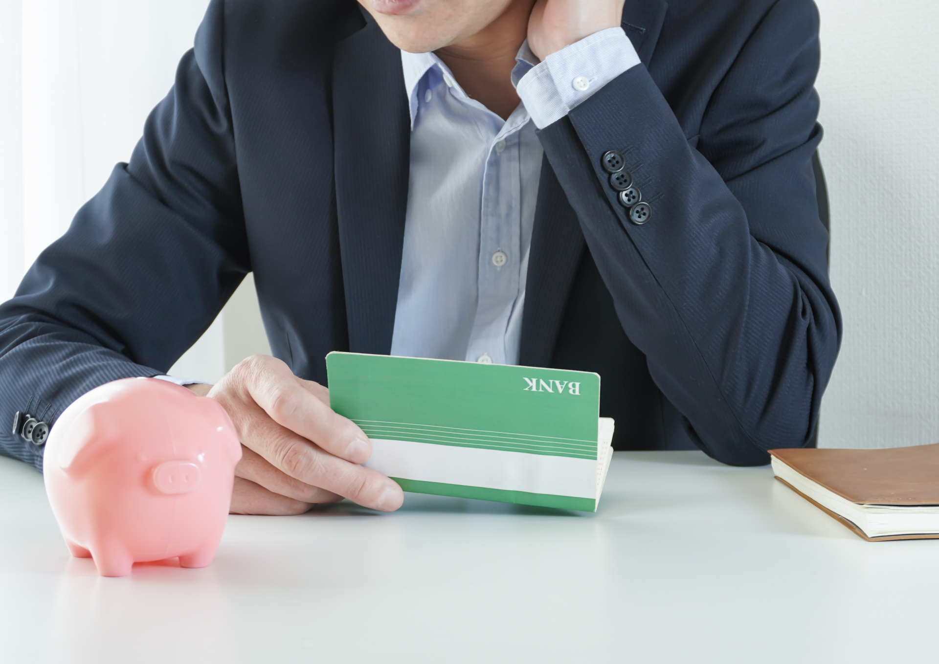 貯金額を見る男性