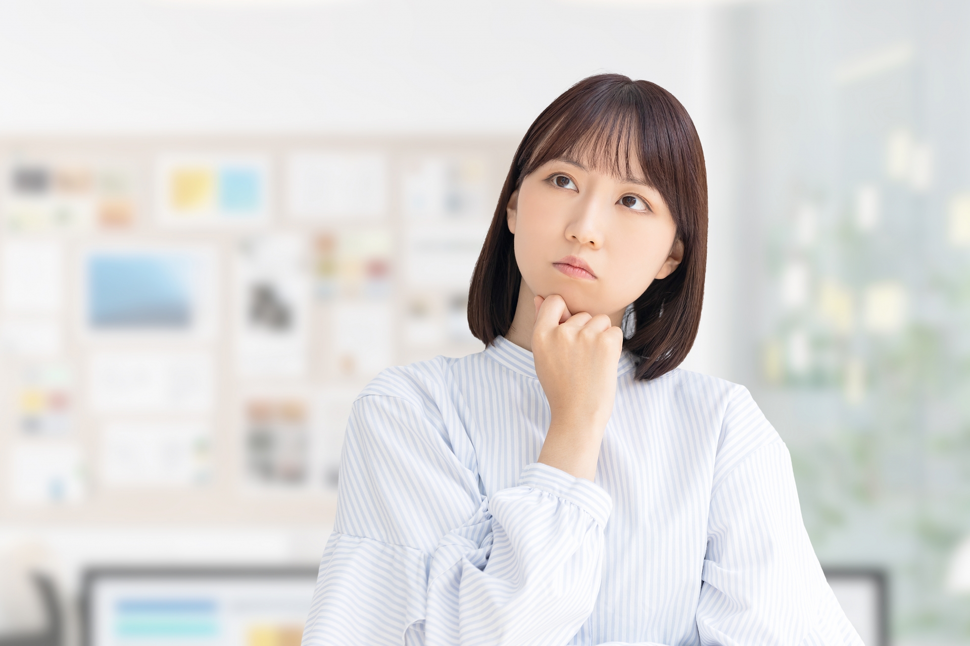考える女性